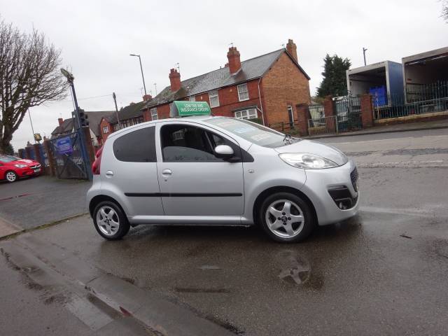 Peugeot 107 1.0 12v Allure 5dr ** LOW RATE FINANCE AVAILABLE ** SERVICE HISTORY ** FREE / ZERO ROAD TAX ** Hatchback Petrol Metallic Silver